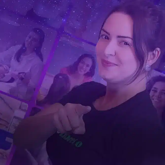 Professora Aninha sinalizando em Libras