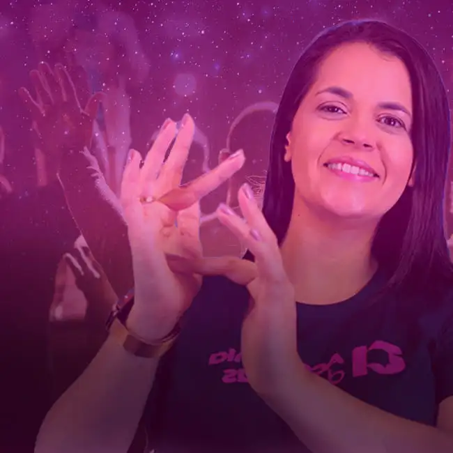 Professora Debby sinalizando em Libras
