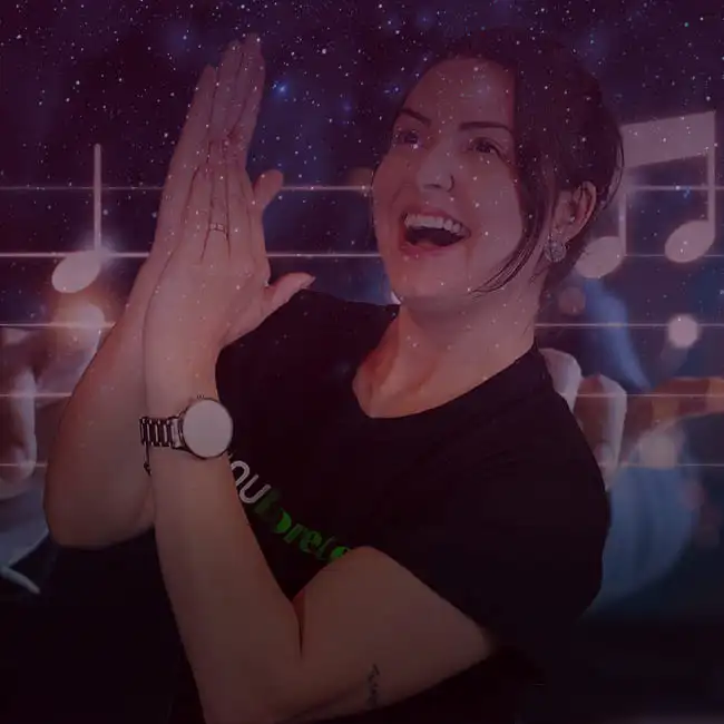Professora interpretando música em Libras